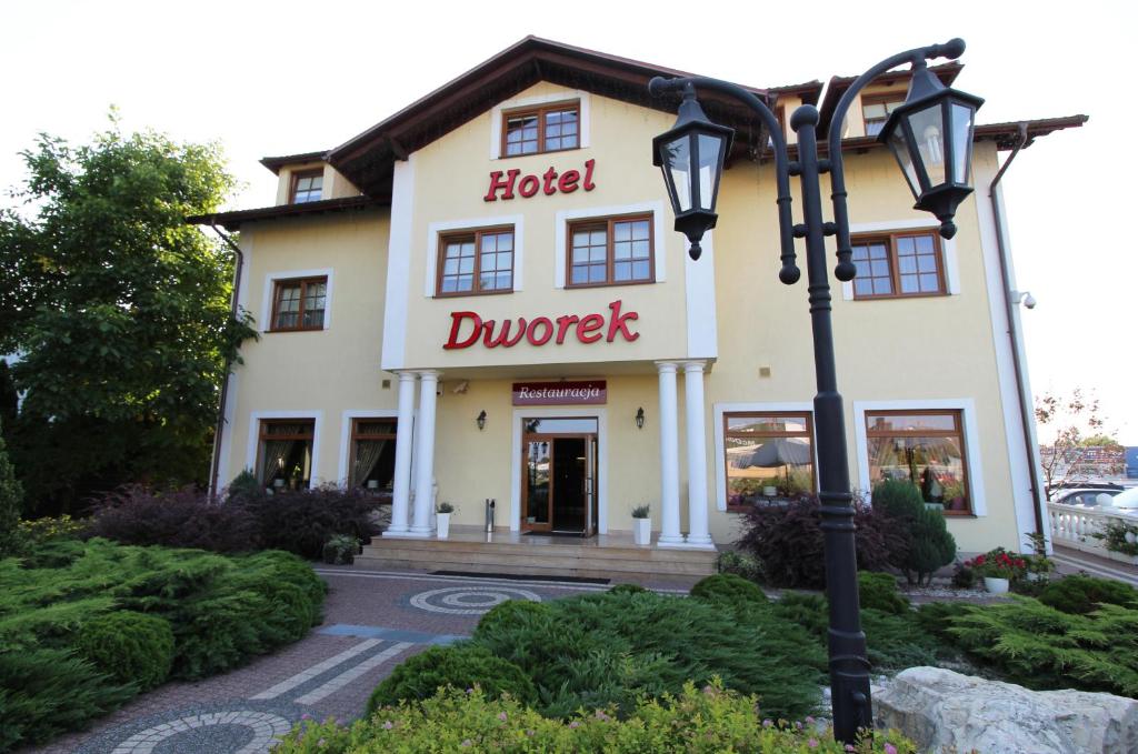 un hotel Dunnington con una luz de la calle delante de él en Dworek en Kolbuszowa