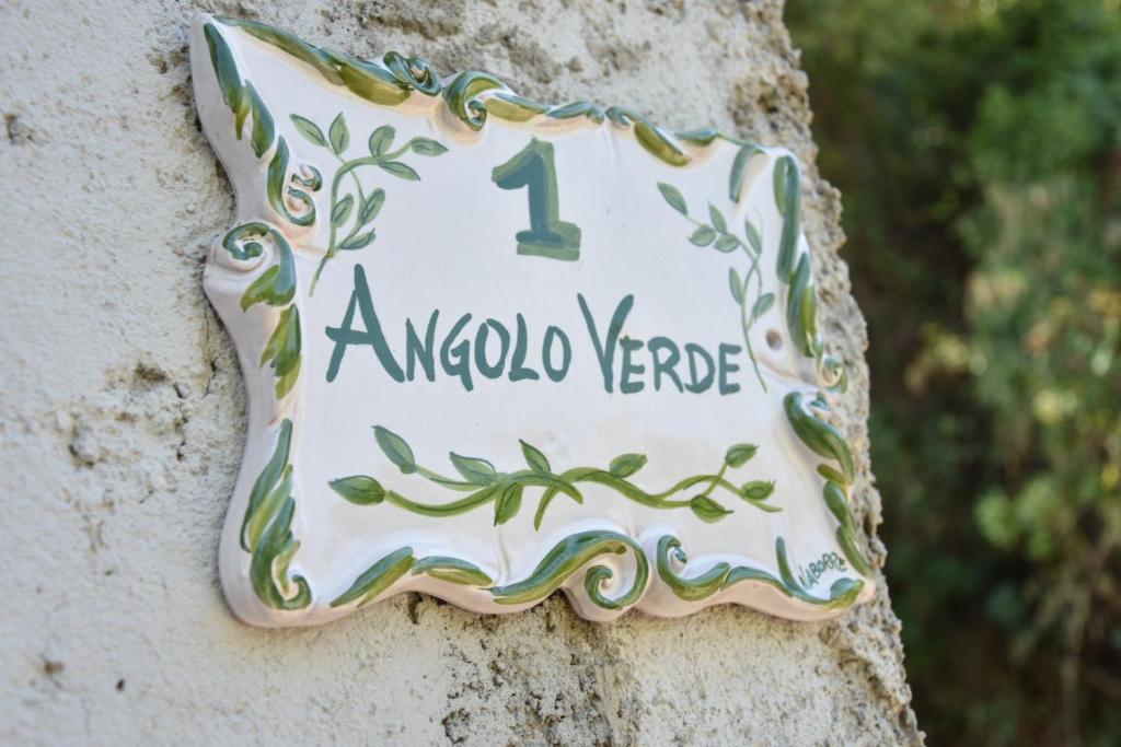 um sinal na parede que lê aaniaree em Angolo Verde em Rometta Marea