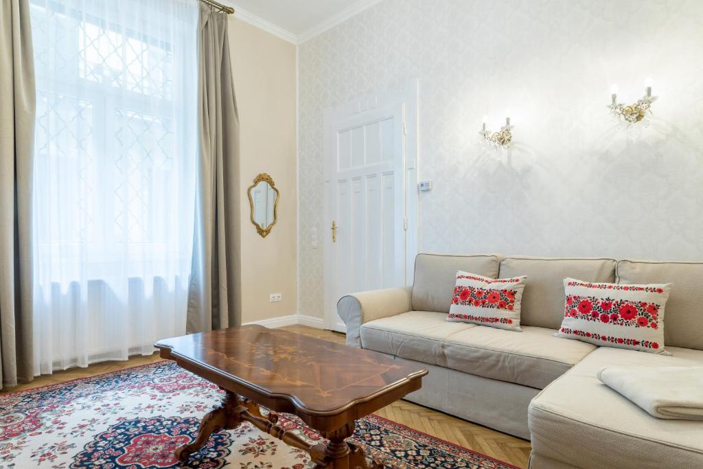 Luxury & Antique Charm 1056 Budapest, 71 Váci utca 2. emelet 6. ajto kép - 1