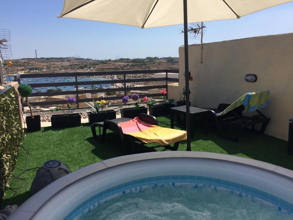 Bazén v ubytování SEAVIEW Marsascala Apartment nebo v jeho okolí