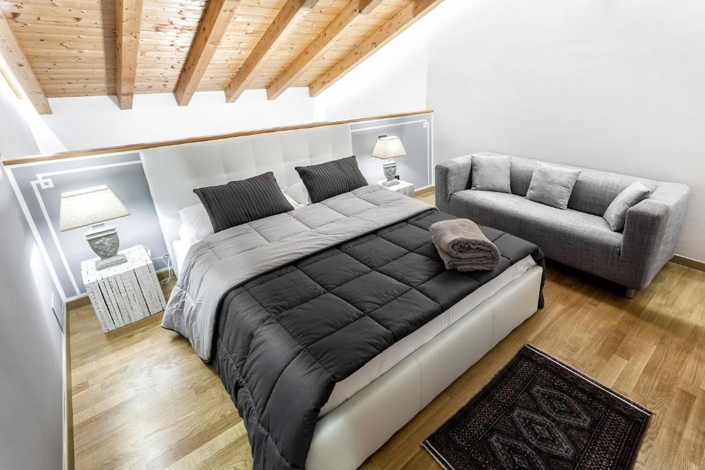 una camera con un grande letto e un divano di Stella Marina 4 a Venezia