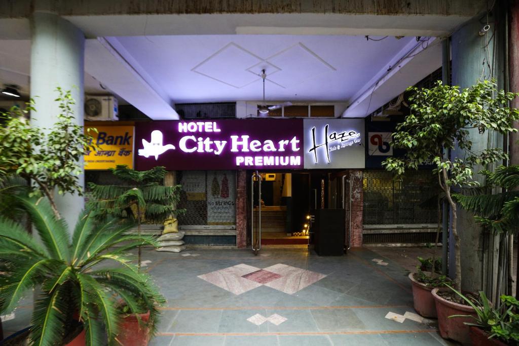 un edificio con un cartello che legge la residenza di un hotel nel cuore della città di Hotel City Heart Premium a Chandīgarh