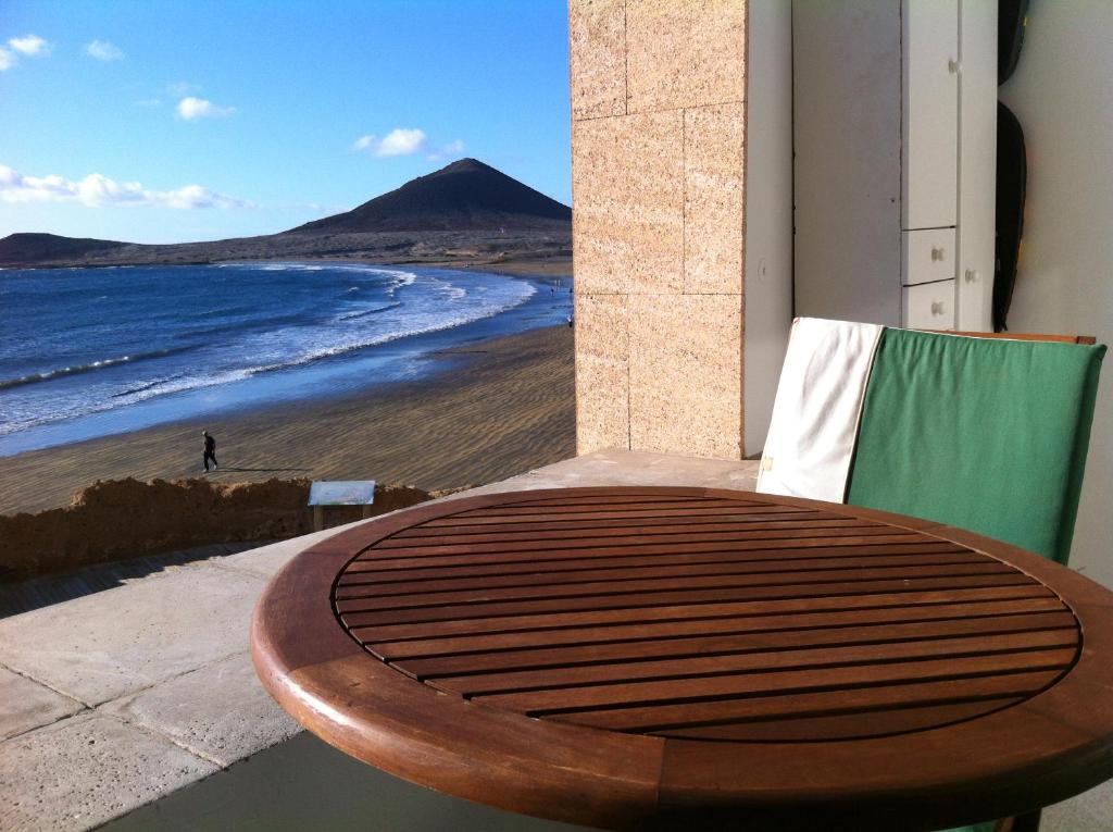エル・メダノにあるMedano Viewの木製テーブル、ビーチを望むバルコニー