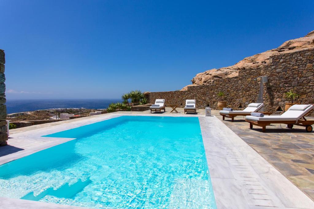 エリアビーチにあるElia Sea View Luxury Villaの海の景色を望むスイミングプール