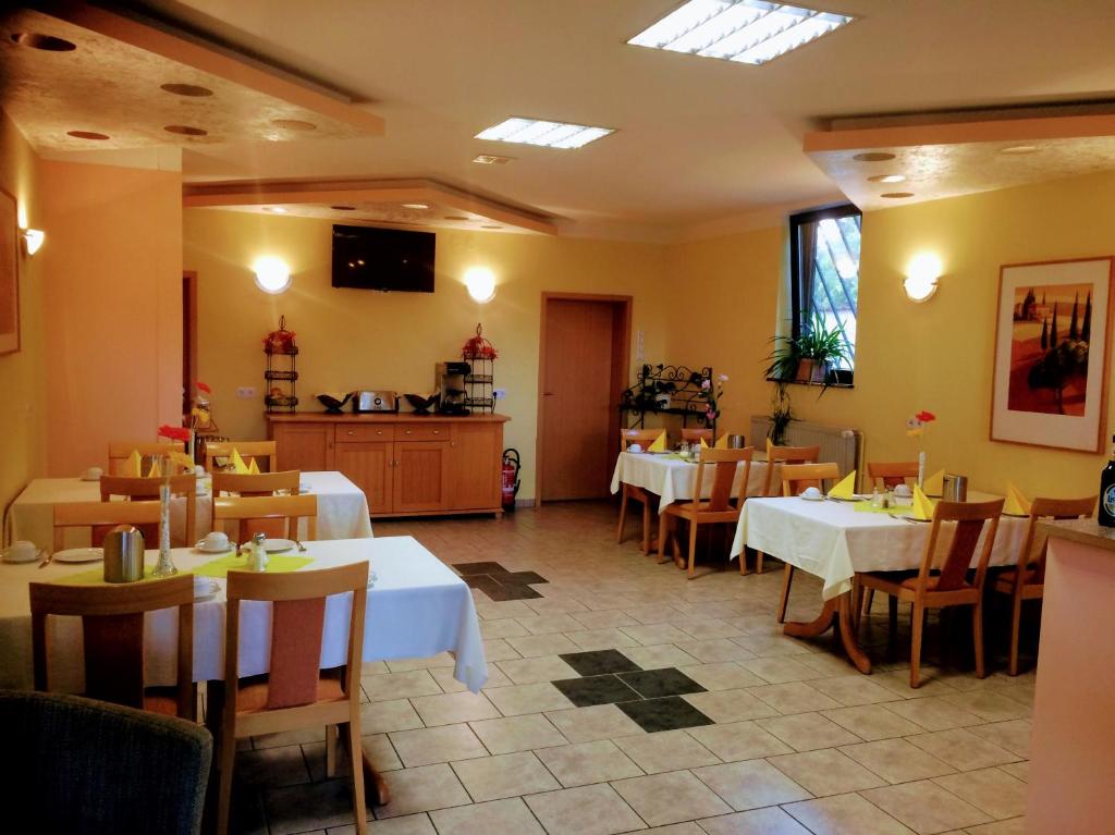 un restaurante con mesas y sillas en una habitación en Hotel zum Schnackel in Mainz, en Wiesbaden