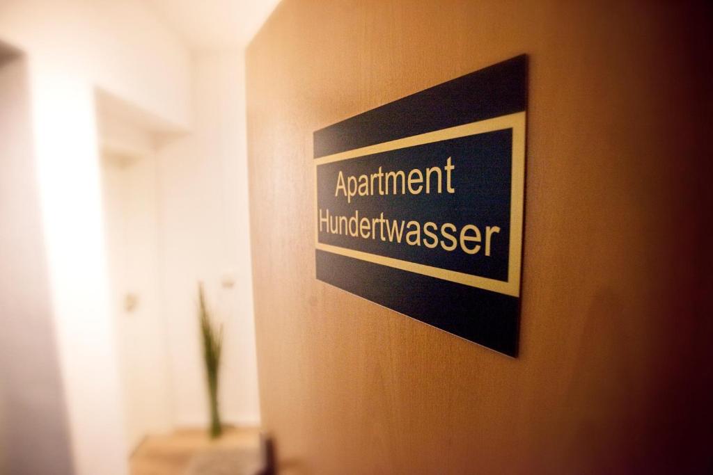 エアフルトにあるApartment Hundertwasserの室内の看板