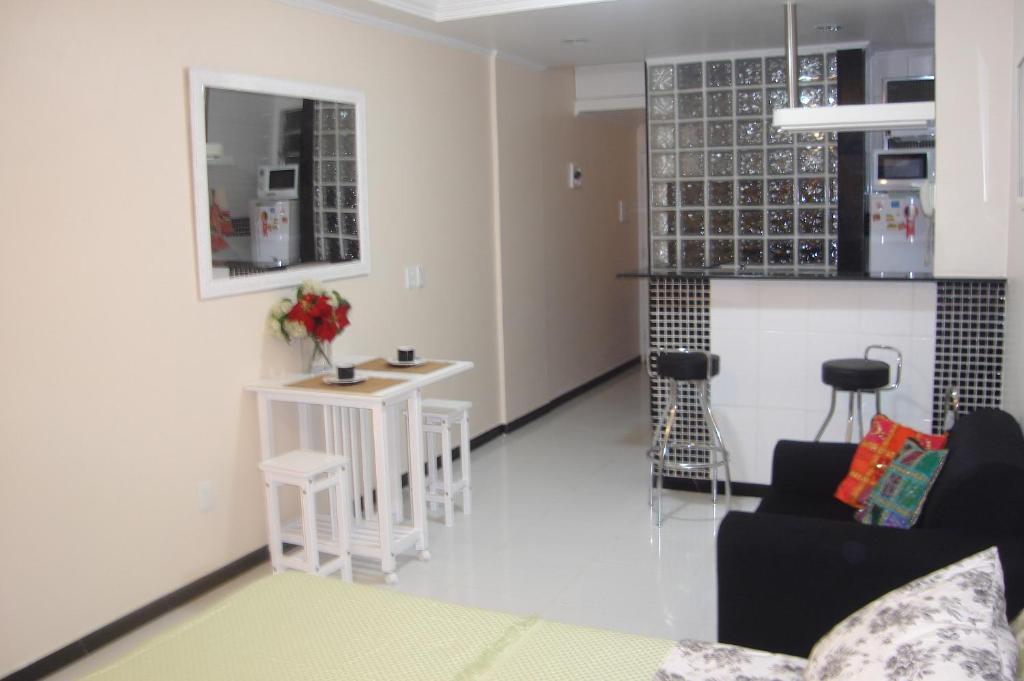 sala de estar con sofá y mesa en Apartamento da Marlene, en Río de Janeiro