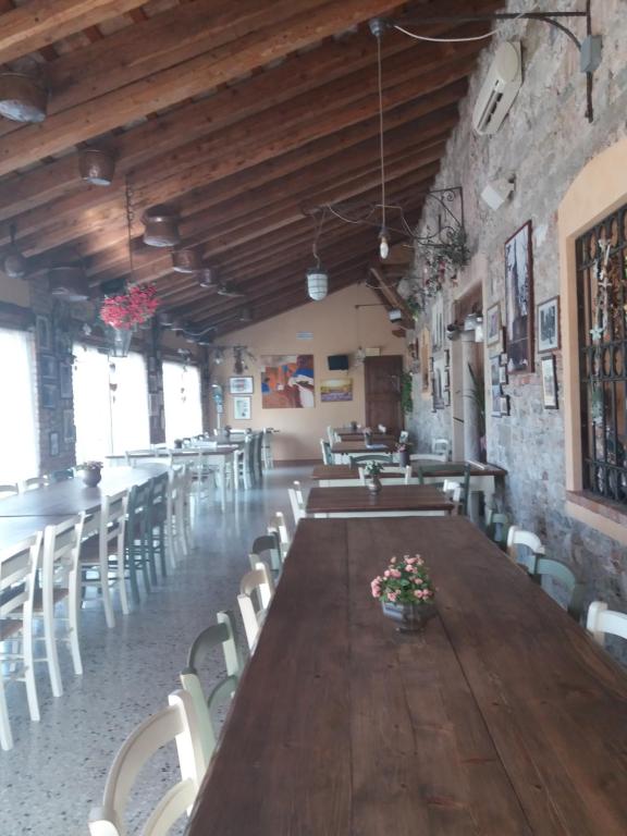 Reštaurácia alebo iné gastronomické zariadenie v ubytovaní Agriturismo Antiche Mura
