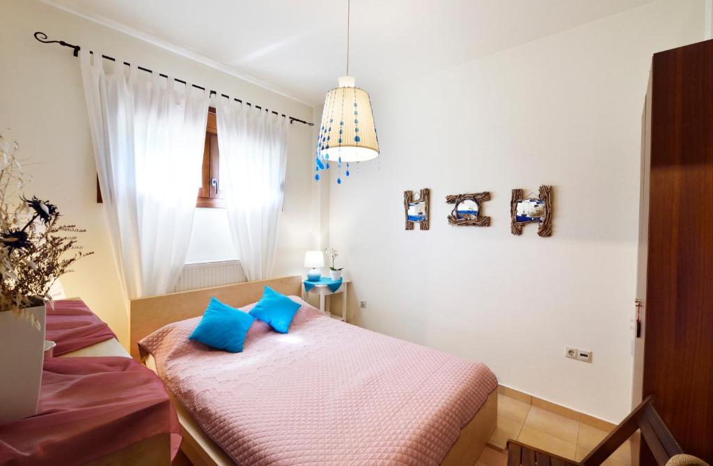 Postel nebo postele na pokoji v ubytování Beautiful Sani Villa