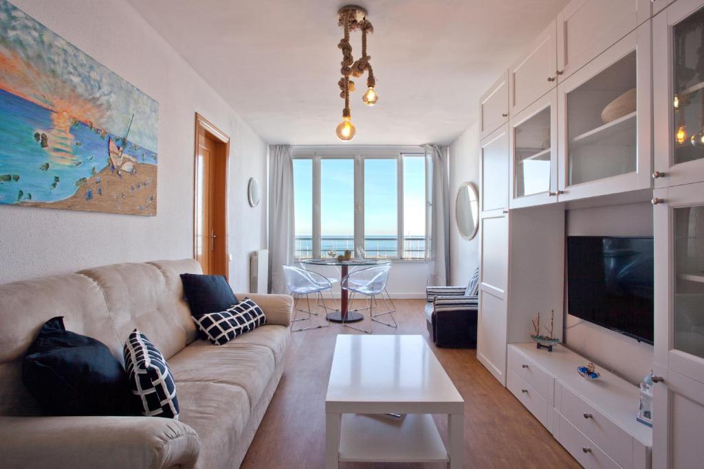 sala de estar con sofá y mesa en Candela's Beach Port, en Masnou