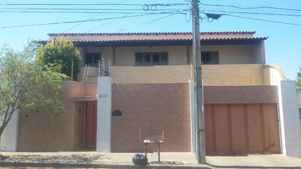 ein Haus mit einer großen Garage mit in der Unterkunft suítes economy uberlandia in Uberlândia