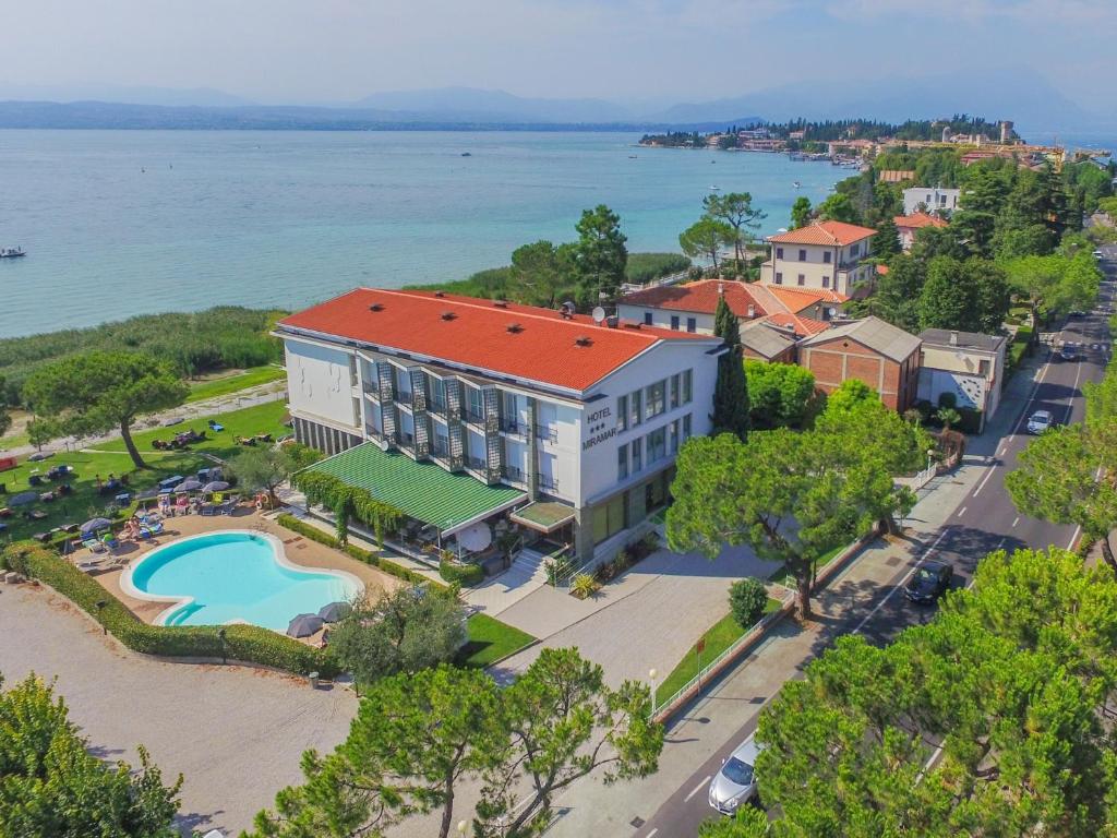 eine Luftansicht eines Resorts mit Pool in der Unterkunft Hotel Miramar in Sirmione