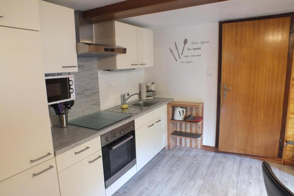 A kitchen or kitchenette at Eggerhof