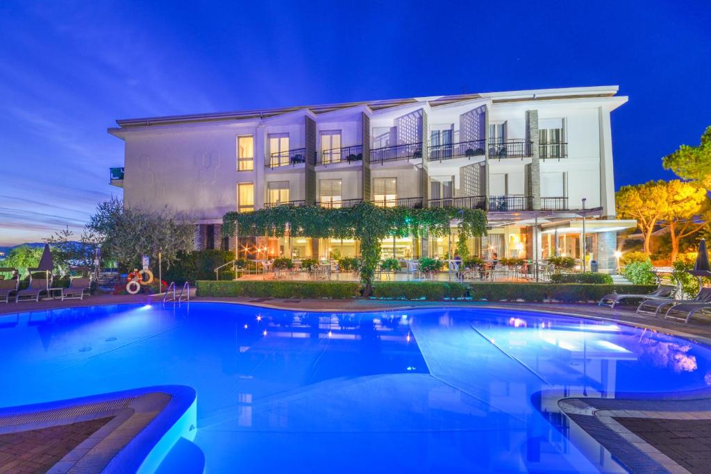 Bazén v ubytování Hotel Miramar nebo v jeho okolí