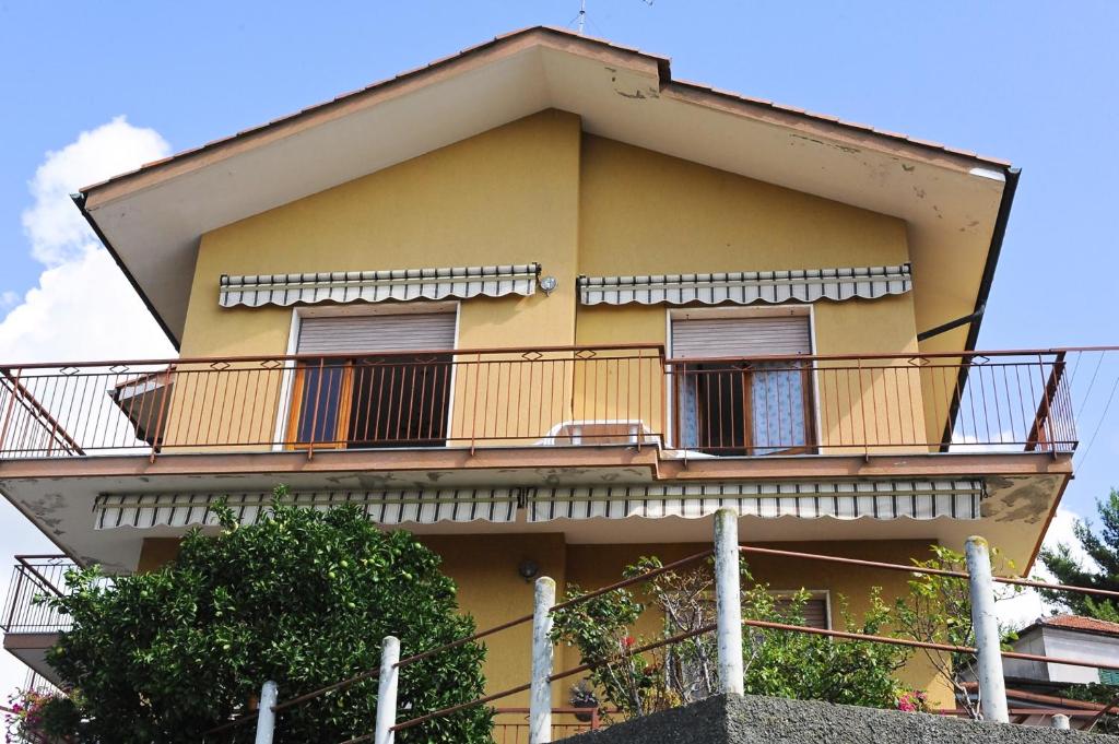 ヴァラッツェにあるcasa di erikaの黄色の建物(バルコニー付)
