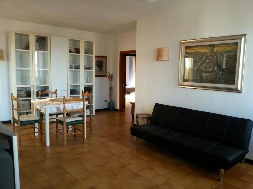 サンタ・テレーザ・ガッルーラにあるLa dimora di Tetiのリビングルーム(黒いソファ、テーブル付)
