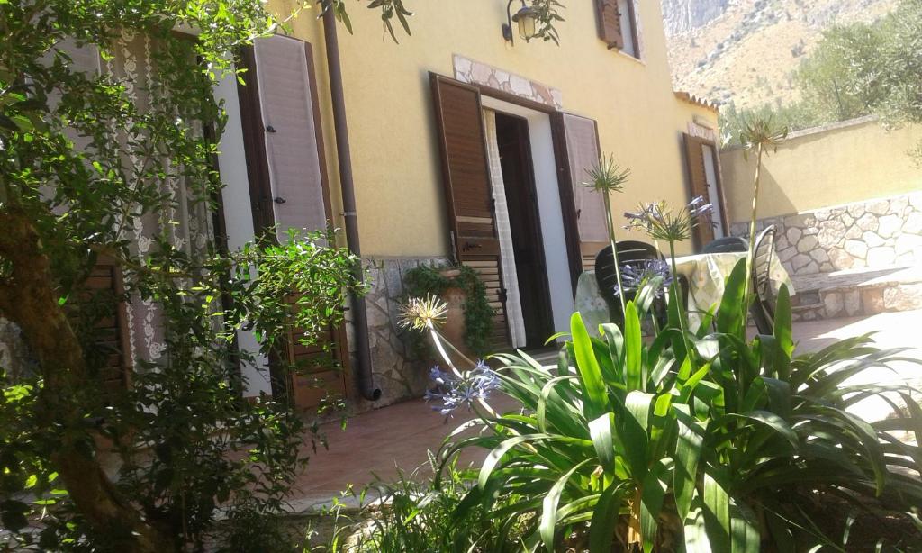 una casa con una porta aperta e alcune piante di Villa indipendente a Castellammare del Golfo