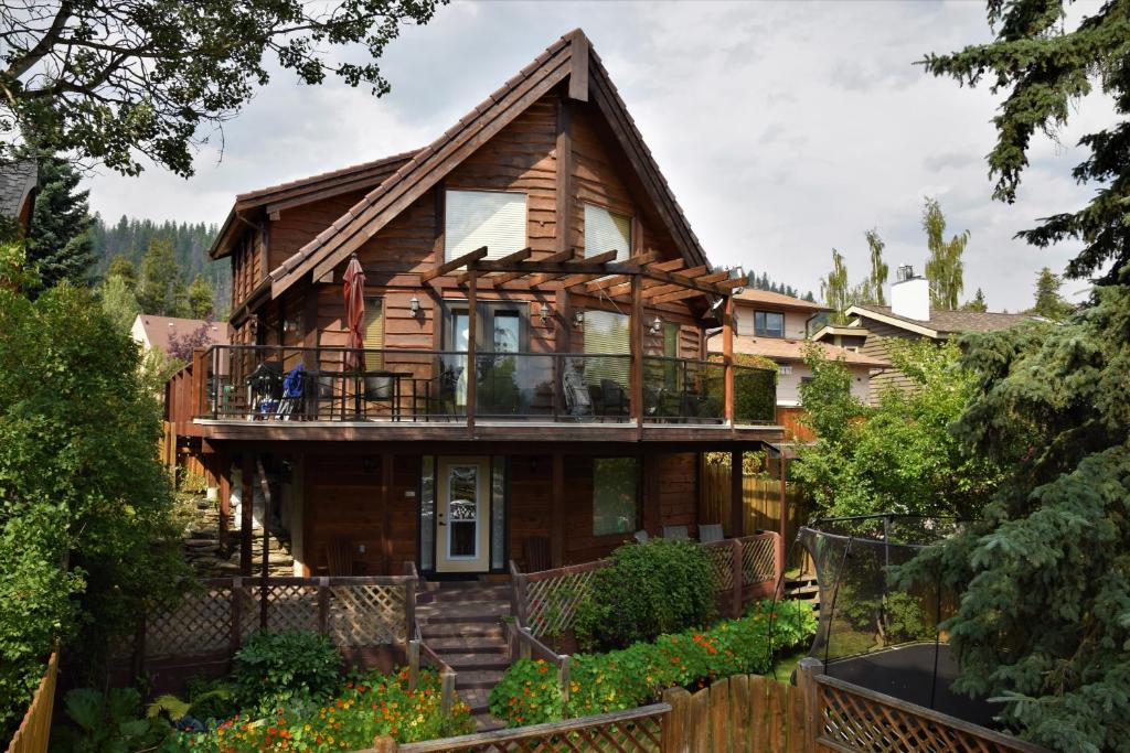 Blockhaus mit einer Veranda und einem Balkon in der Unterkunft Cedar House in Jasper