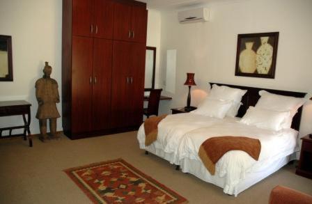 Rúm í herbergi á Kronenhoff Guesthouse