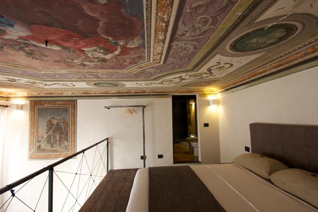 A bed or beds in a room at Charming Genova | Residenza d'epoca