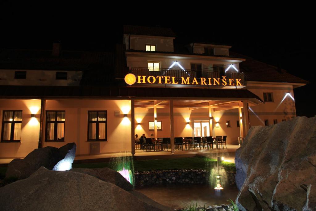 un hôtel la nuit avec un panneau indiquant l'hôtel marin dans l'établissement Hotel Marinšek, à Naklo