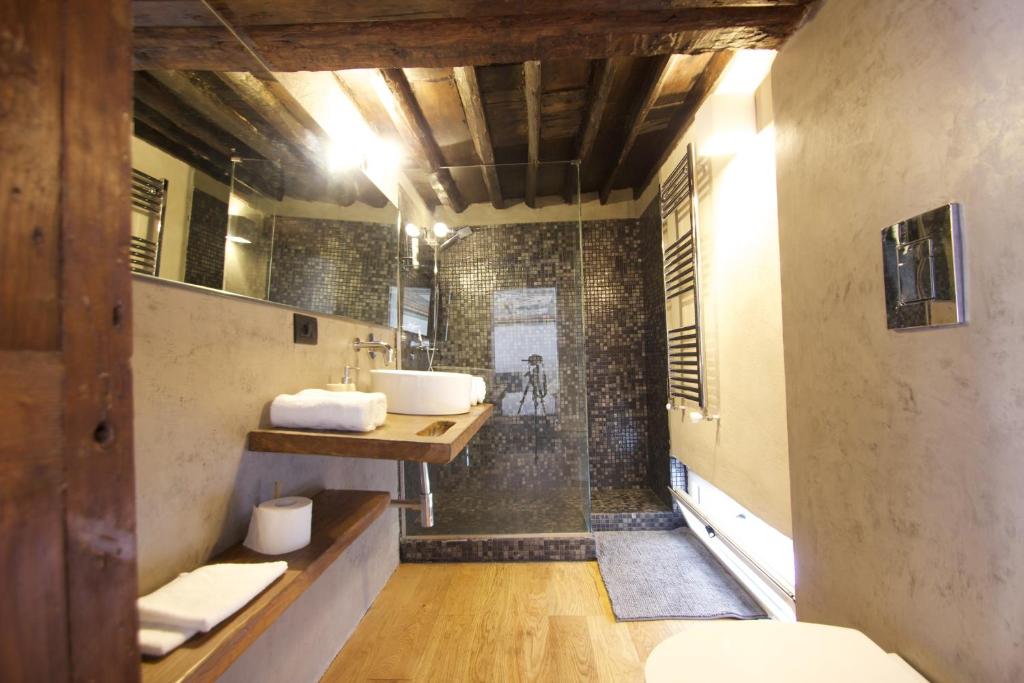 A bathroom at Charming Genova | Residenza d'epoca