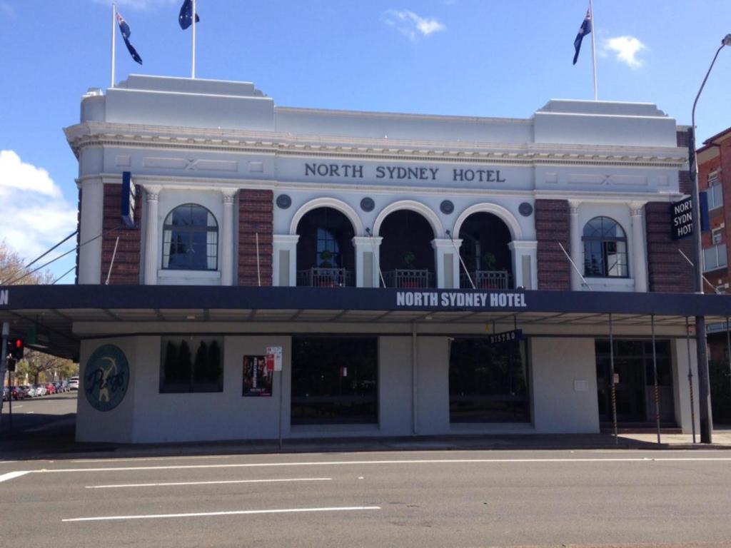 een noord syracuse hotel op de hoek van een straat bij The North Sydney Hotel in Sydney