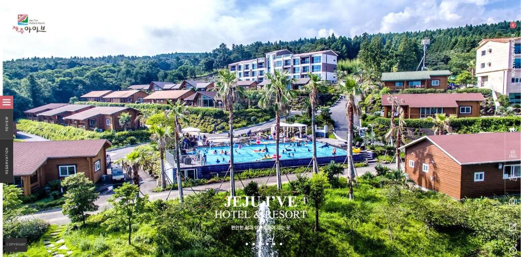 uma vista aérea de um resort com uma piscina em Jeju I've Hotel & Resort em Seogwipo