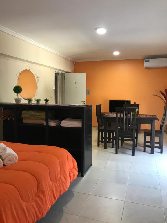 - une chambre avec un lit et une salle à manger avec une table dans l'établissement Departamentos "Oli", à Mendoza