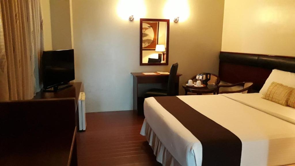 Postel nebo postele na pokoji v ubytování Allure Hotel & Suites