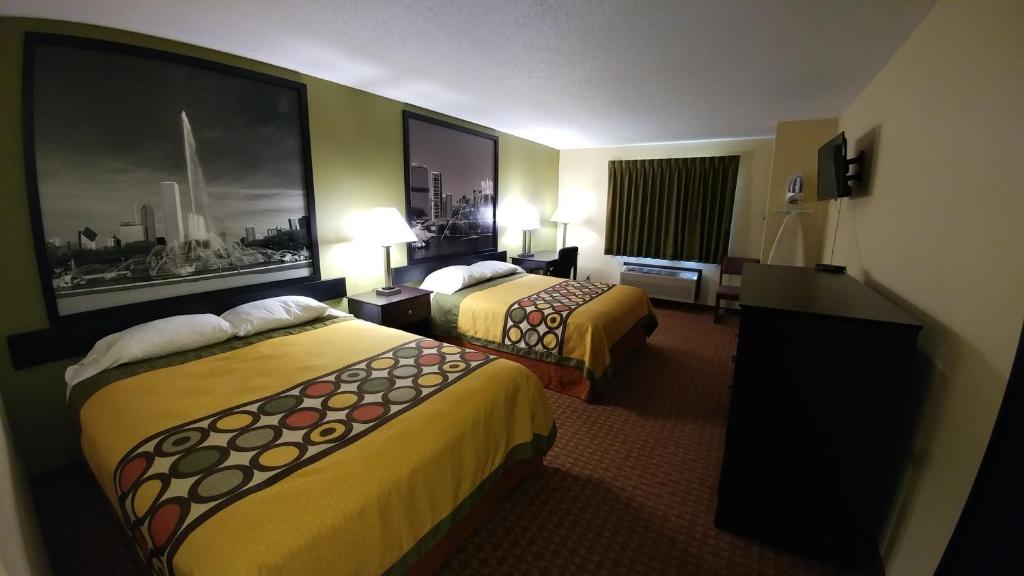 Super 8 by Wyndham DeKalb IL - Queen Room With Two Queen Beds - Non-Smoking