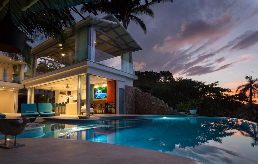 una casa con piscina frente a una casa en Anjali Casa Divina en Sayulita