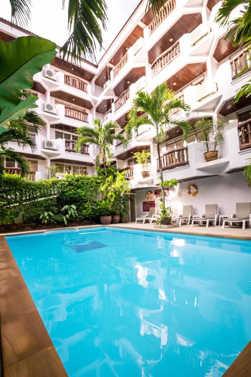Bazén v ubytování Aonang Sunset Hotel - SHA Extra Plus nebo v jeho okolí