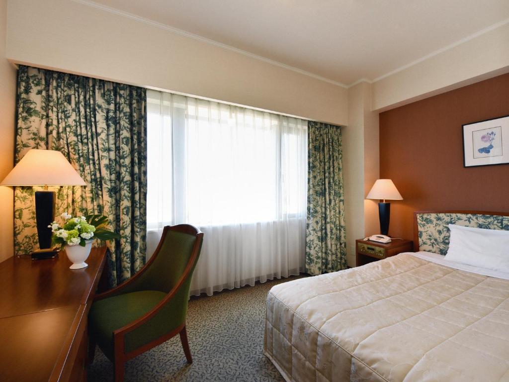 Postel nebo postele na pokoji v ubytování Hotel Crown Palais Chiryu