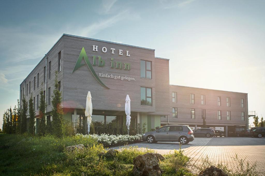 ein Hotel mit einem davor geparkt in der Unterkunft Alb Inn - Hotel & Apartments in Merklingen
