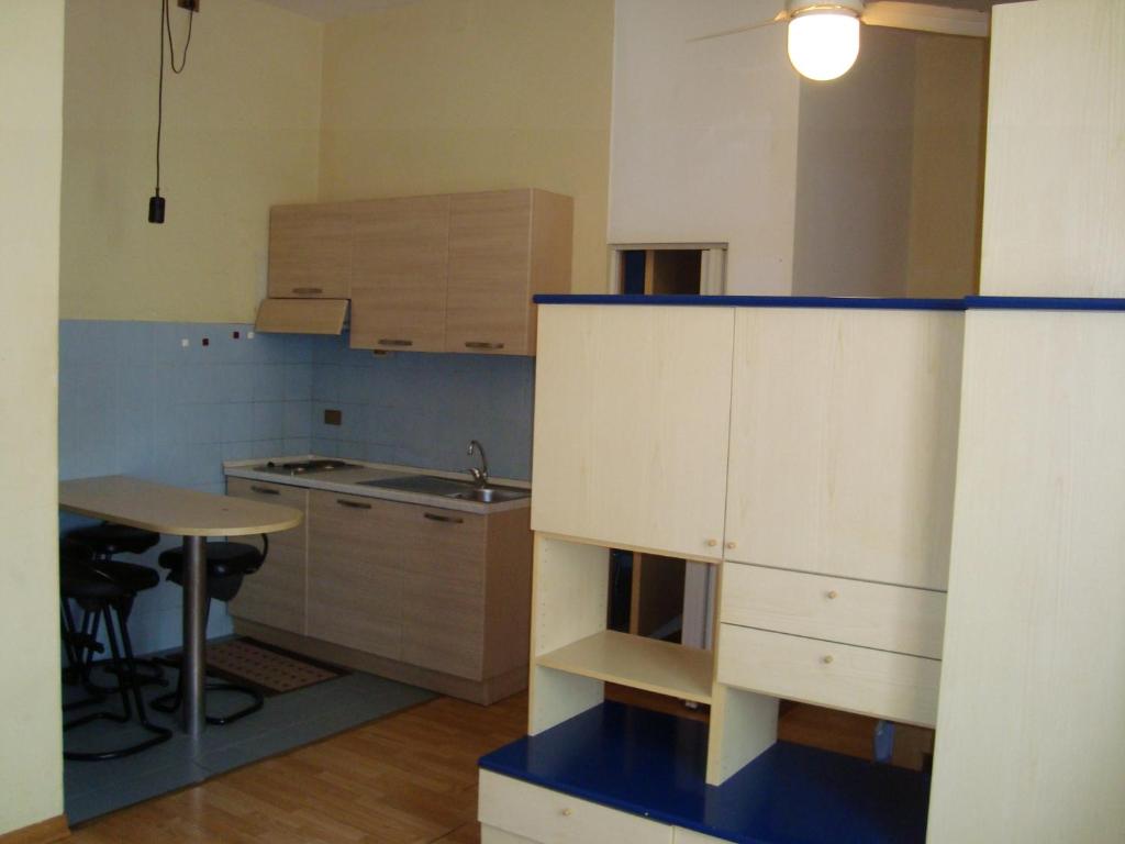una pequeña cocina con mesa y fregadero en Giappone Inn Flat en Livorno