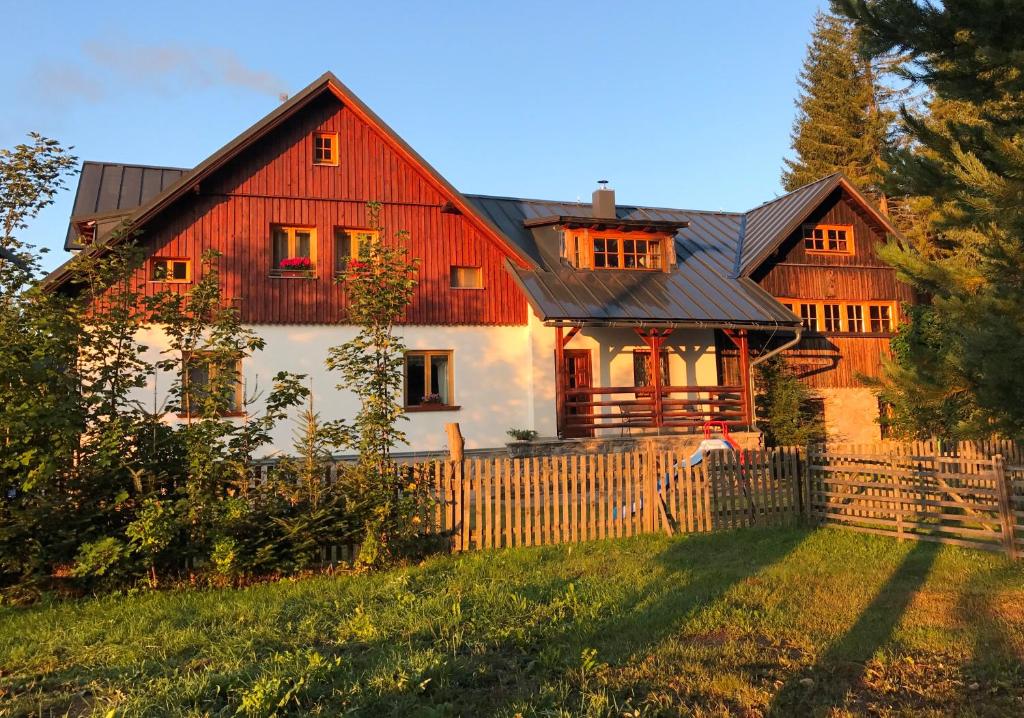 プラーシリにあるUbytování na Slučím Tahuの大きな赤白の家