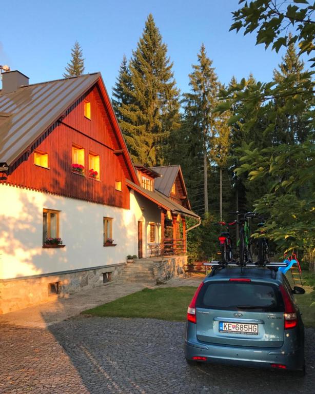 Budynek, w którym mieści się apartament