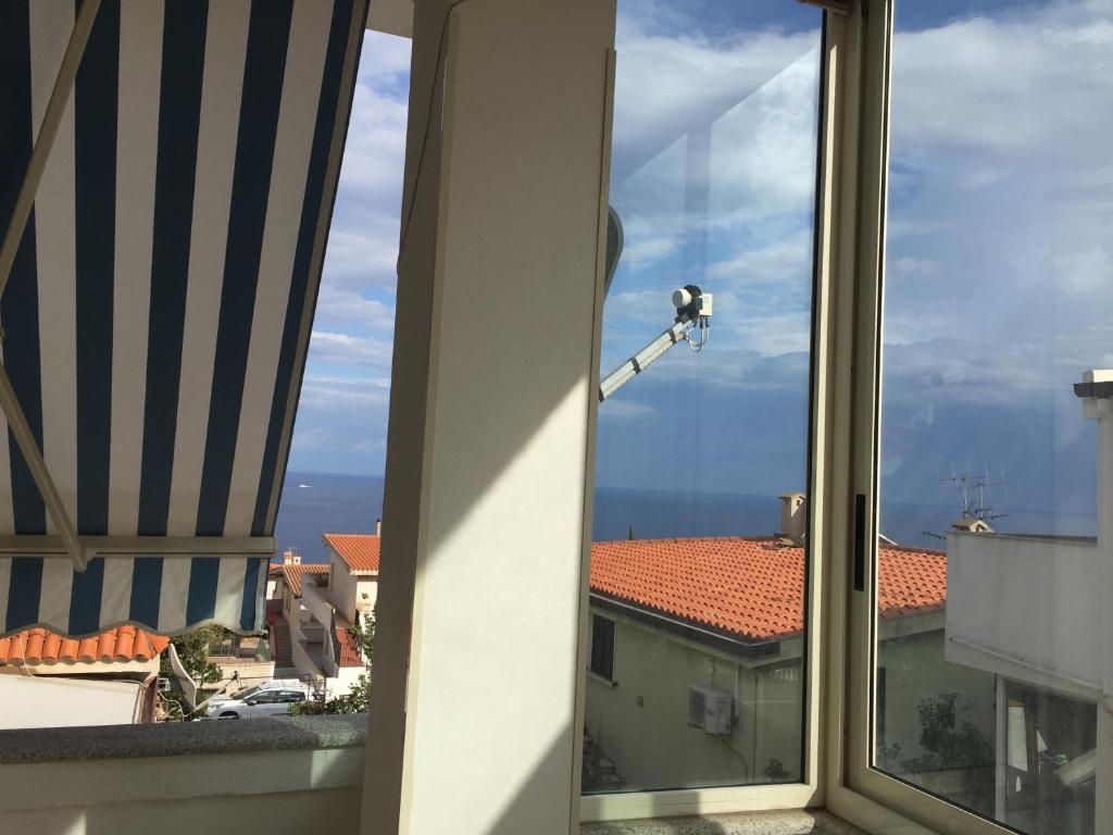 カーラゴノネにあるCasa Nuraghe Arvuの窓から海の景色を望めます。