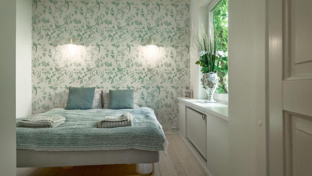 a bedroom with a bed and a window at Best Stay-Pärnu Villa in Pärnu