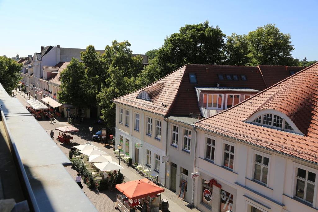 einen Blick über eine Stadtstraße mit Gebäuden in der Unterkunft Ferienwohnung Brandenburger Straße in Potsdam