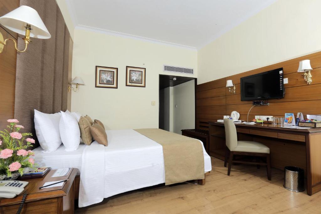 Postel nebo postele na pokoji v ubytování Peerless Hotel Kolkata