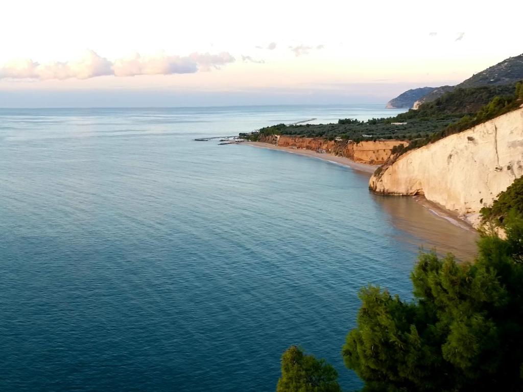 マッティナータにあるLeonardo Casa Vacanzeの崖から海を望む
