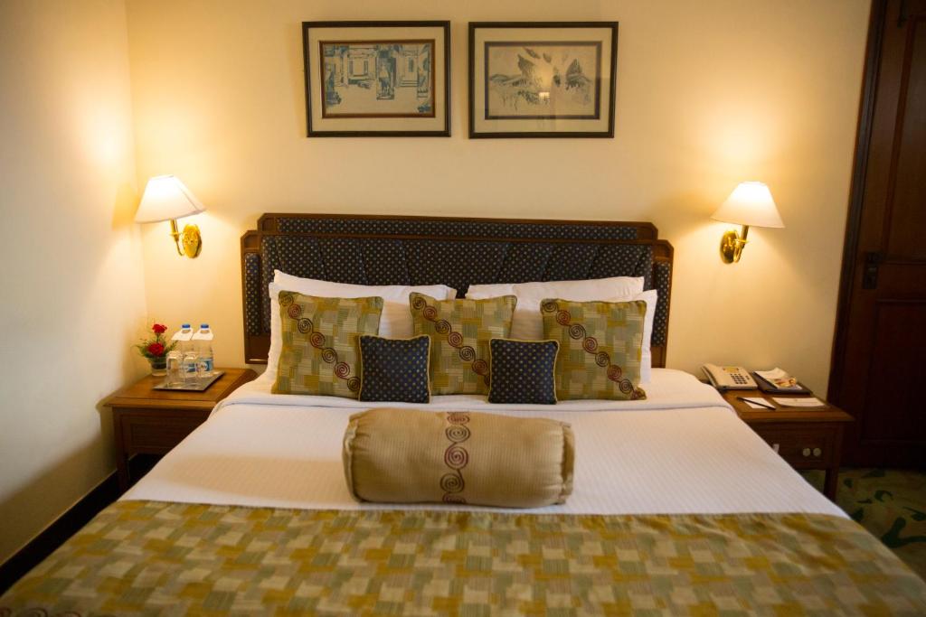 Postel nebo postele na pokoji v ubytování Peerless Hotel Kolkata