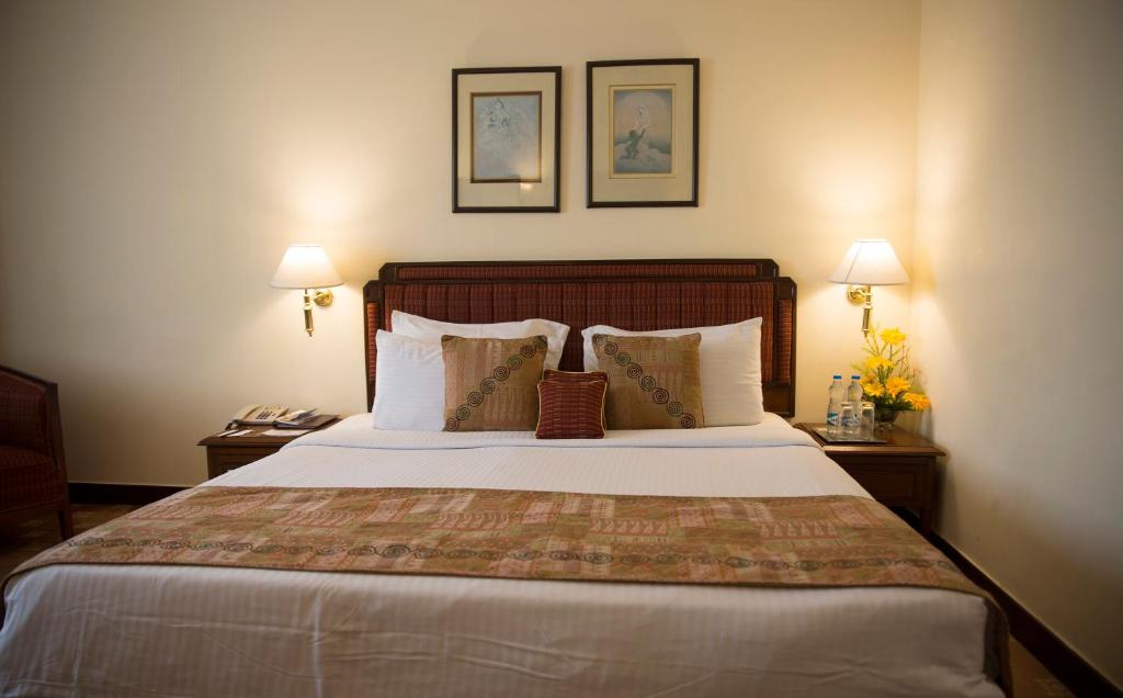 Postel nebo postele na pokoji v ubytování Peerless Hotel Kolkata