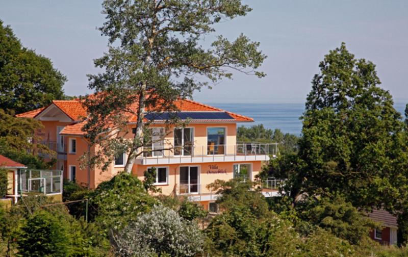 ゲーレンにあるVilla Ostseeblick 5_ mit Meer_ undの高台の大家