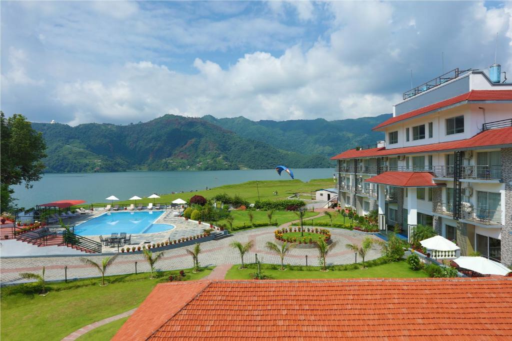 een uitzicht op een resort met een zwembad bij Waterfront Resort by KGH Group in Pokhara