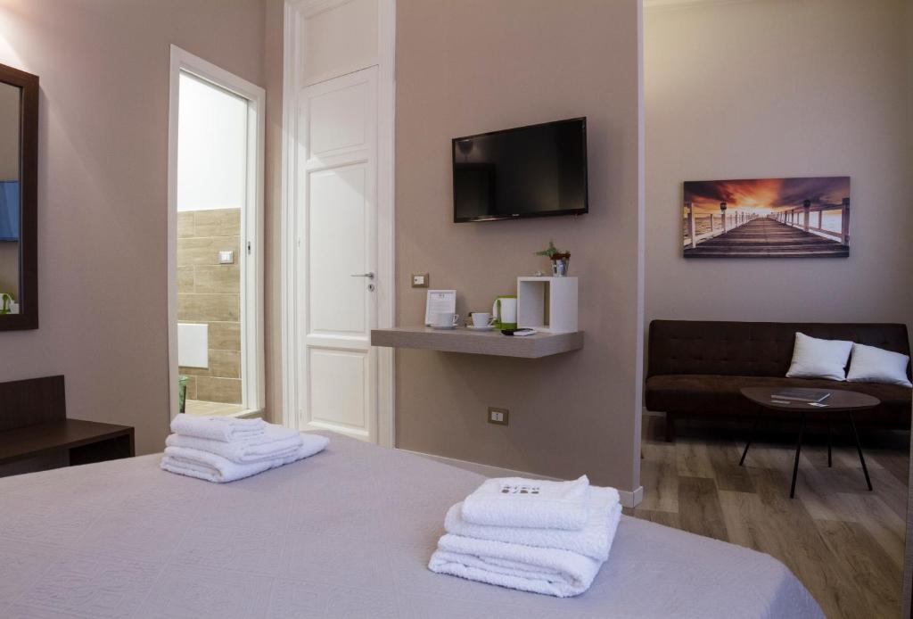 Łóżko lub łóżka w pokoju w obiekcie Bagnasco 18 suite&terrace