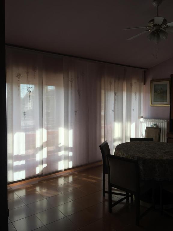 comedor con mesa, sillas y ventana en Magenta, en Vittuone