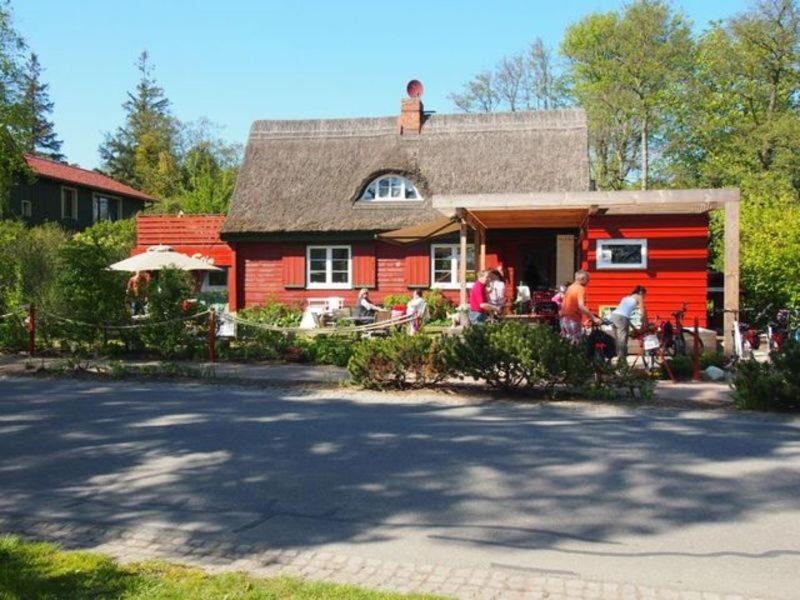 プレローにあるReetdach - Promenadenblick - 500m zum Strandの赤い家